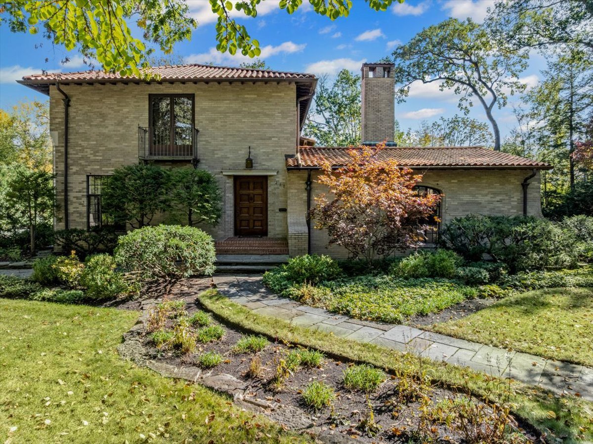 260 Oxford Road Kenilworth, IL 60043 - Photo 53 of 61 a front view of a house with garden