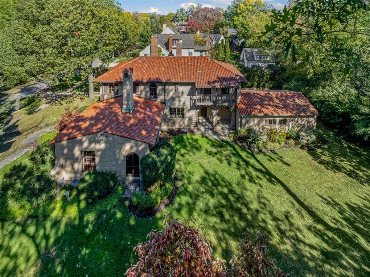260 Oxford Road Kenilworth, IL 60043 - Photo 54 of 61 an aerial view of house with yard and green space