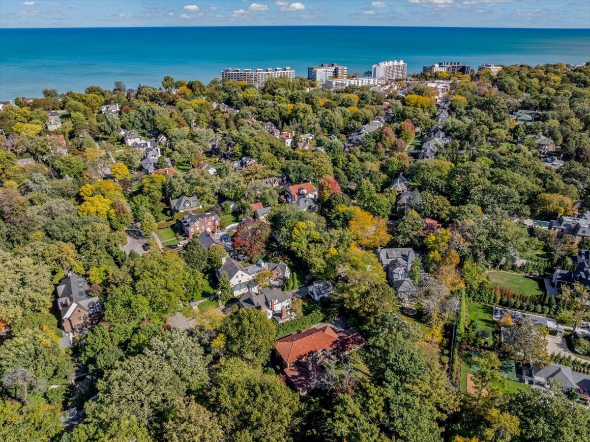 260 Oxford Road Kenilworth, IL 60043 - Photo 55 of 61 a view of a houses