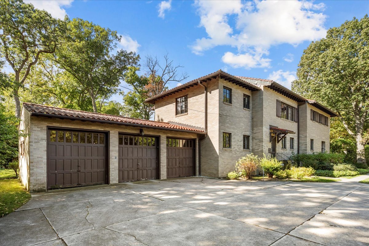 260 Oxford Road Kenilworth, IL 60043 - Photo 56 of 61 a front view of a house with a yard