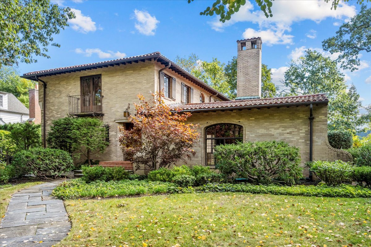 260 Oxford Road Kenilworth, IL 60043 - Photo 57 of 61 a front view of a house with garden