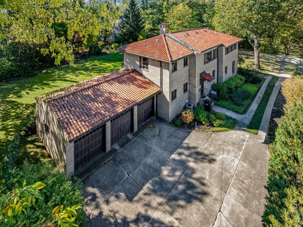 260 Oxford Road Kenilworth, IL 60043 - Photo 6 of 61 an aerial view of a house with a yard
