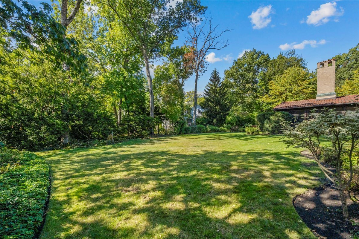 260 Oxford Road Kenilworth, IL 60043 - Photo 7 of 61 a view of a trees with a yard