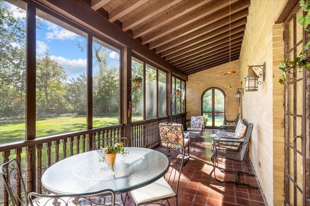 260 Oxford Road Kenilworth, IL 60043 - Photo 10 of 61 a dining room with a table and chairs