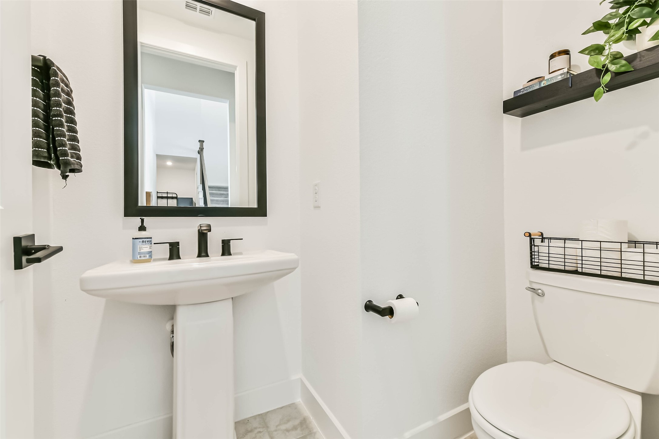 1612 Dayton Rdg Circle Friendswood, TX 77546 - Photo 22 of 50 Downstairs half bathroom