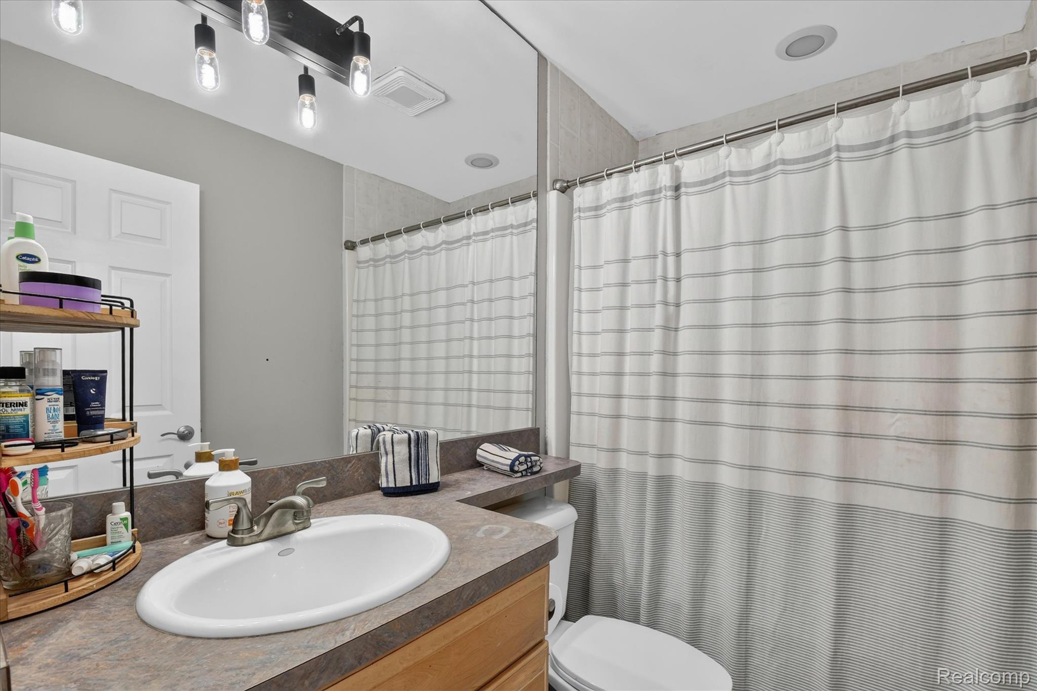 7040 McGuire Road Fenton, MI 48430 - Photo 23 of 43 35-7040-McGuire-Rd-Fenton-WindowStill.jpg