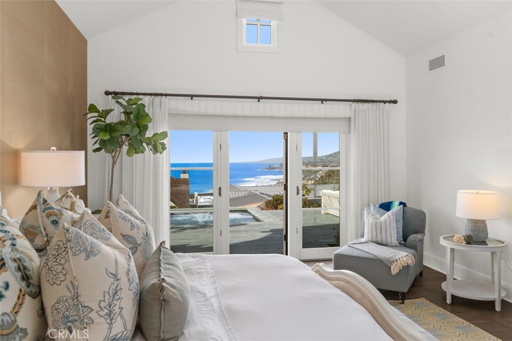 19 Seabreeze Terrace Dana Point, CA 92629 - Photo 20 of 40 a bedroom with a large bed and a potted plant