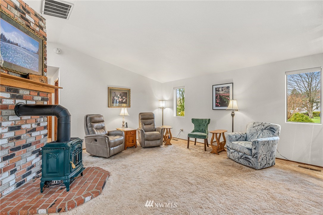 25431 Cromwell Road Monroe, WA 98272 - Photo 12 of 40 a living room with furniture and a lamp