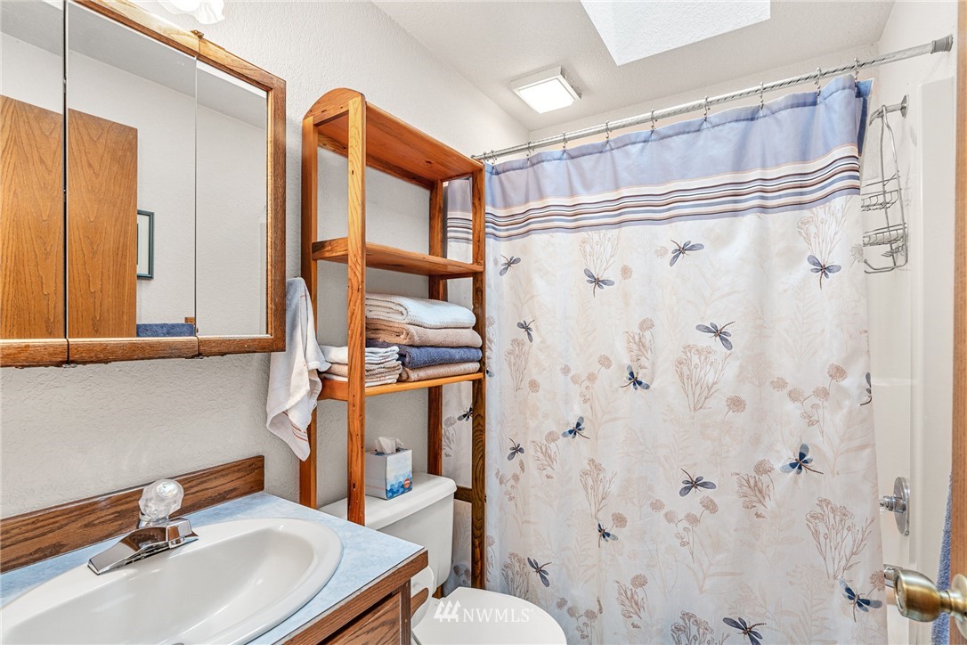 25431 Cromwell Road Monroe, WA 98272 - Photo 17 of 40 a bathroom with a sink toilet and shower