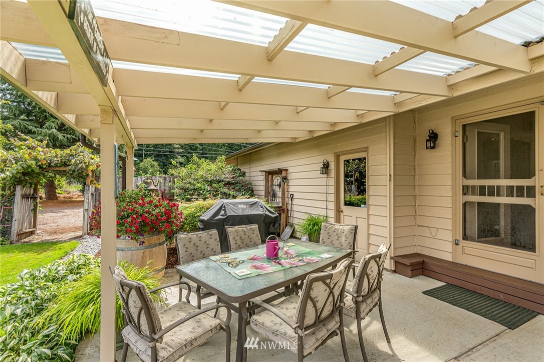 25431 Cromwell Road Monroe, WA 98272 - Photo 22 of 40 a backyard of a house with table and chairs