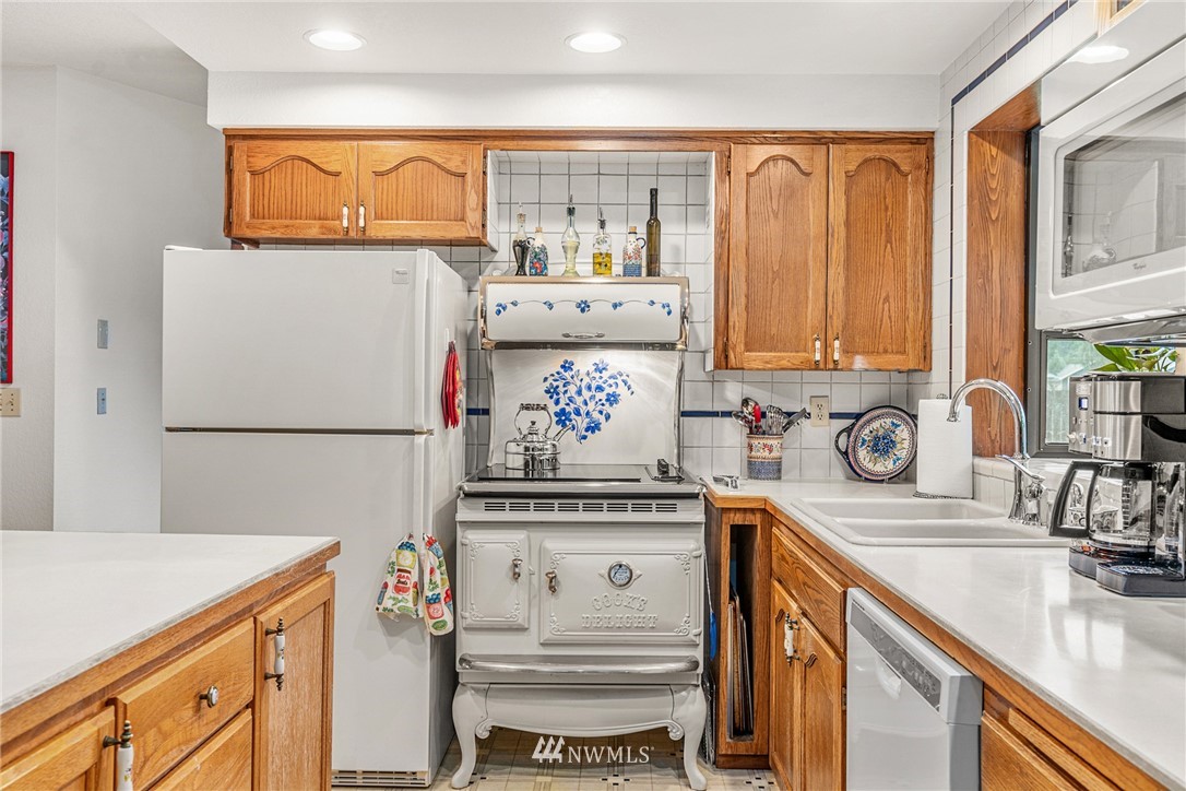25431 Cromwell Road Monroe, WA 98272 - Photo 6 of 40 a kitchen with stainless steel appliances granite countertop a refrigerator sink and cabinets
