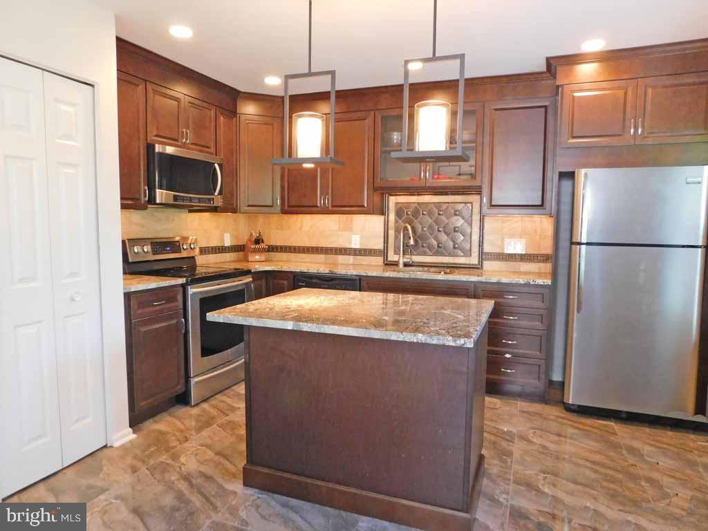 27 East Park Road Newtown, PA 18940 - Photo 7 of 27 Gourmet kitchen