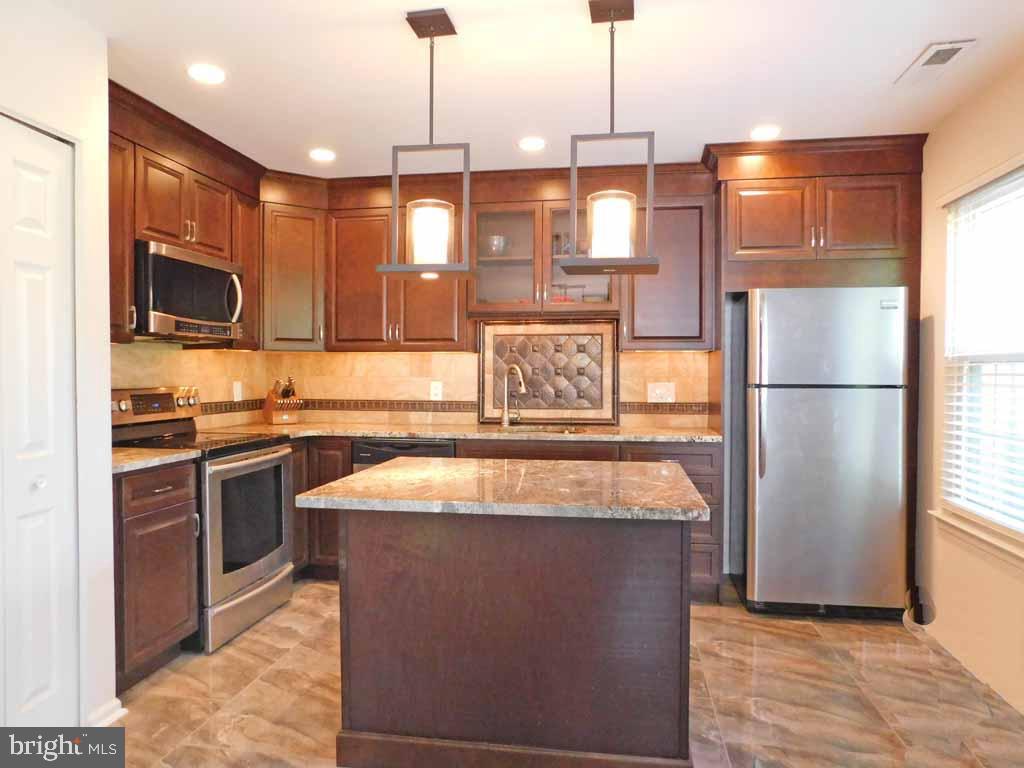 27 East Park Road Newtown, PA 18940 - Photo 8 of 27 Loads of counter space!