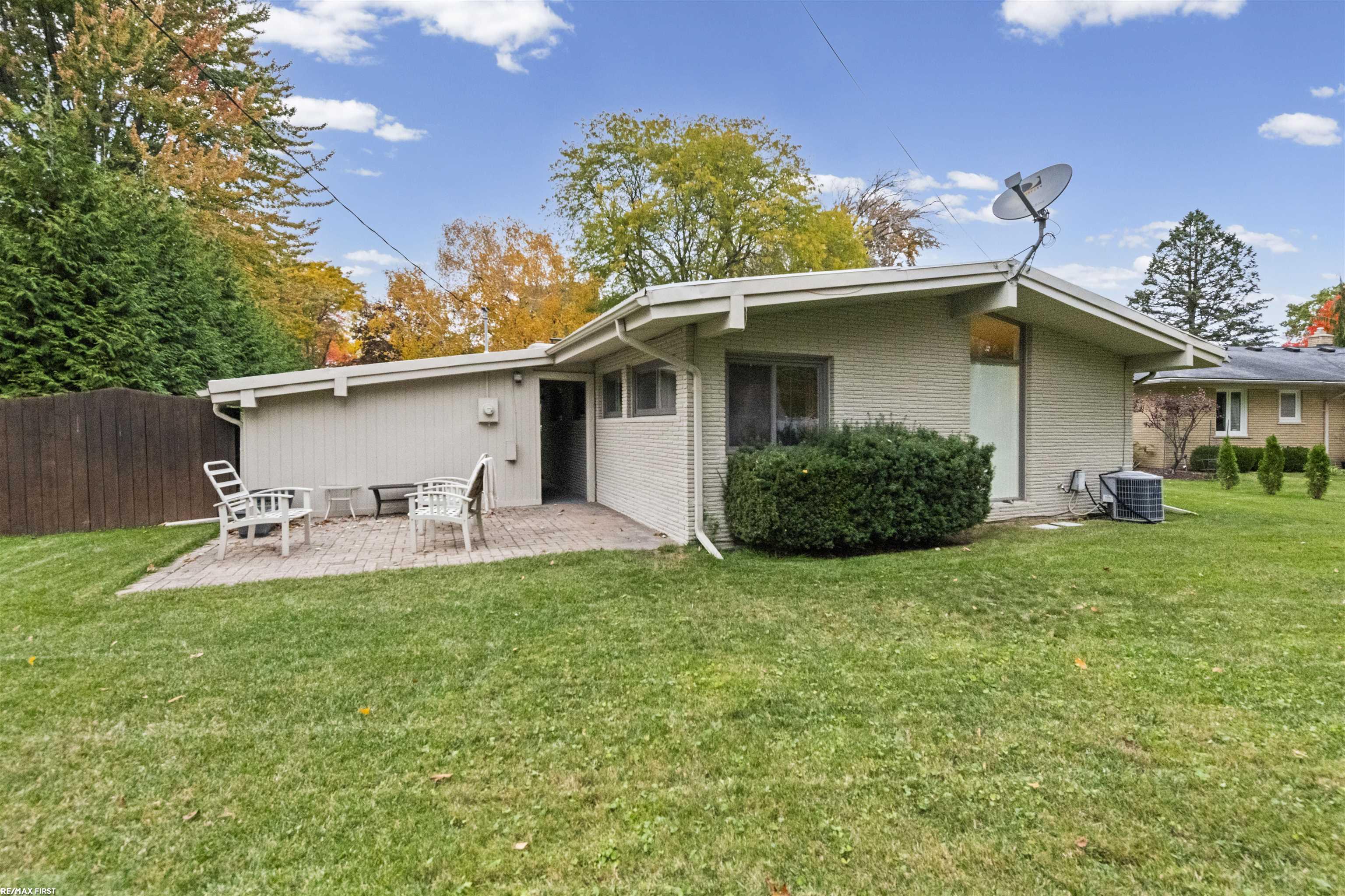 38482 Riverside Drive Clinton Township, MI 48036 - Photo 23 of 25 50192682-5ebfdd2e-5820-42e6-a2a8-6564fb881145.JPG