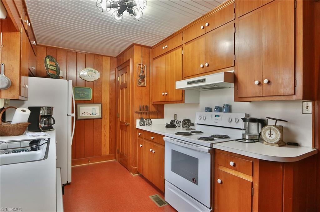205 Hawthorne Road Elkin, NC 28621 - Photo 13 of 50