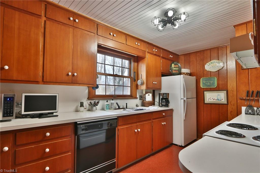 205 Hawthorne Road Elkin, NC 28621 - Photo 14 of 50