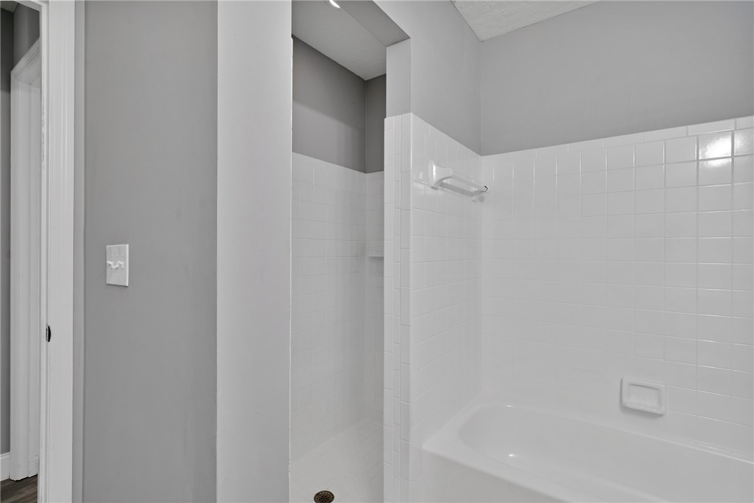 462 Watercrest Street Sebastian, FL 32958 - Photo 23 of 36 a bathroom with a bathtub