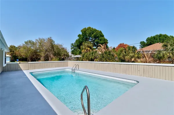 a view of a back yard