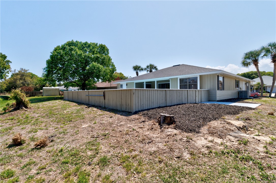 462 Watercrest Street Sebastian, FL 32958 - Photo 3 of 36 a backyard of a house with wooden fence