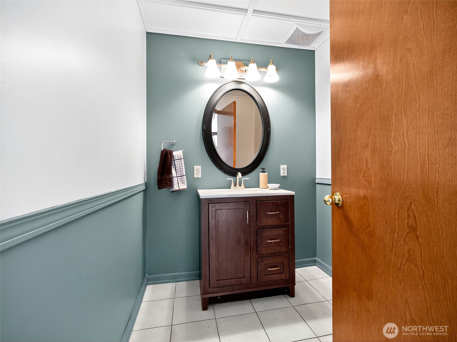 430 Gail Road Ellensburg, WA 98926 - Photo 15 of 40 a bathroom with a sink a mirror and a vanity