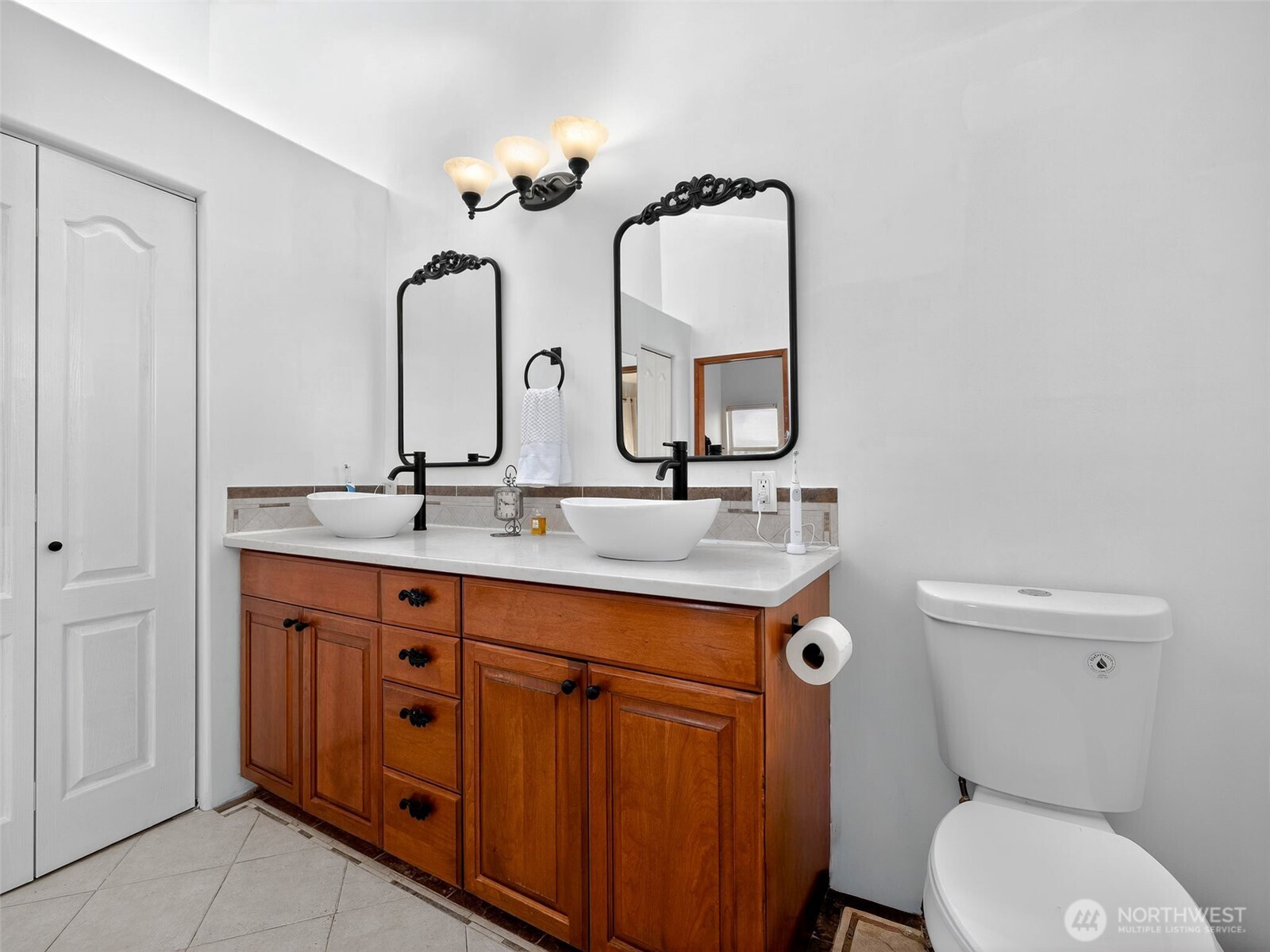 430 Gail Road Ellensburg, WA 98926 - Photo 32 of 40 a bathroom with a double vanity sink toilet and a mirror