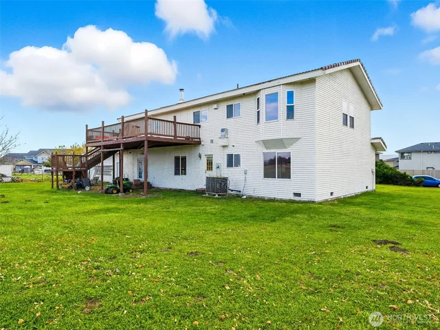 a view of a house with backyard