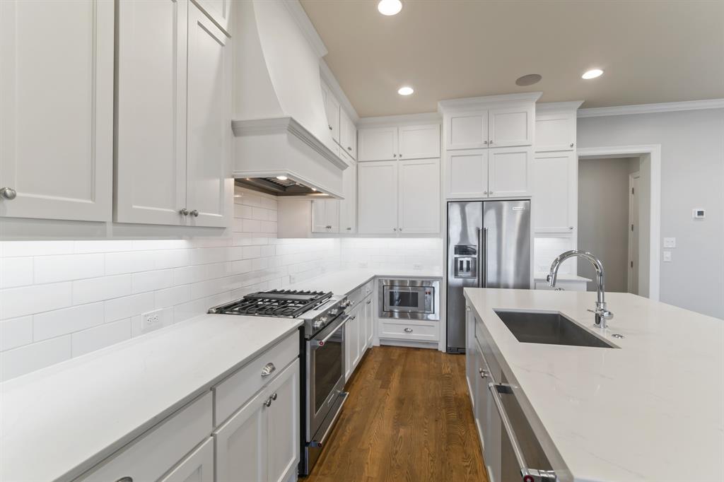 6531 Roper Street Dallas, TX 75209 - Photo 8 of 40 a kitchen that has a sink and a stove
