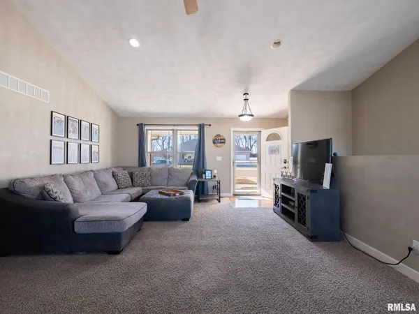 $325,000 | 1816 Whitetail Lane, Pekin, IL 61554