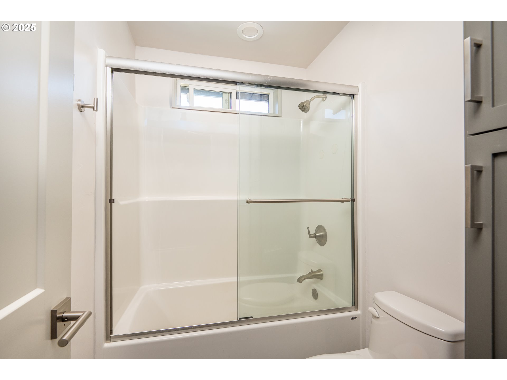 3352 Zane Lane Eugene, OR 97404 - Photo 13 of 42 a bathroom with a shower