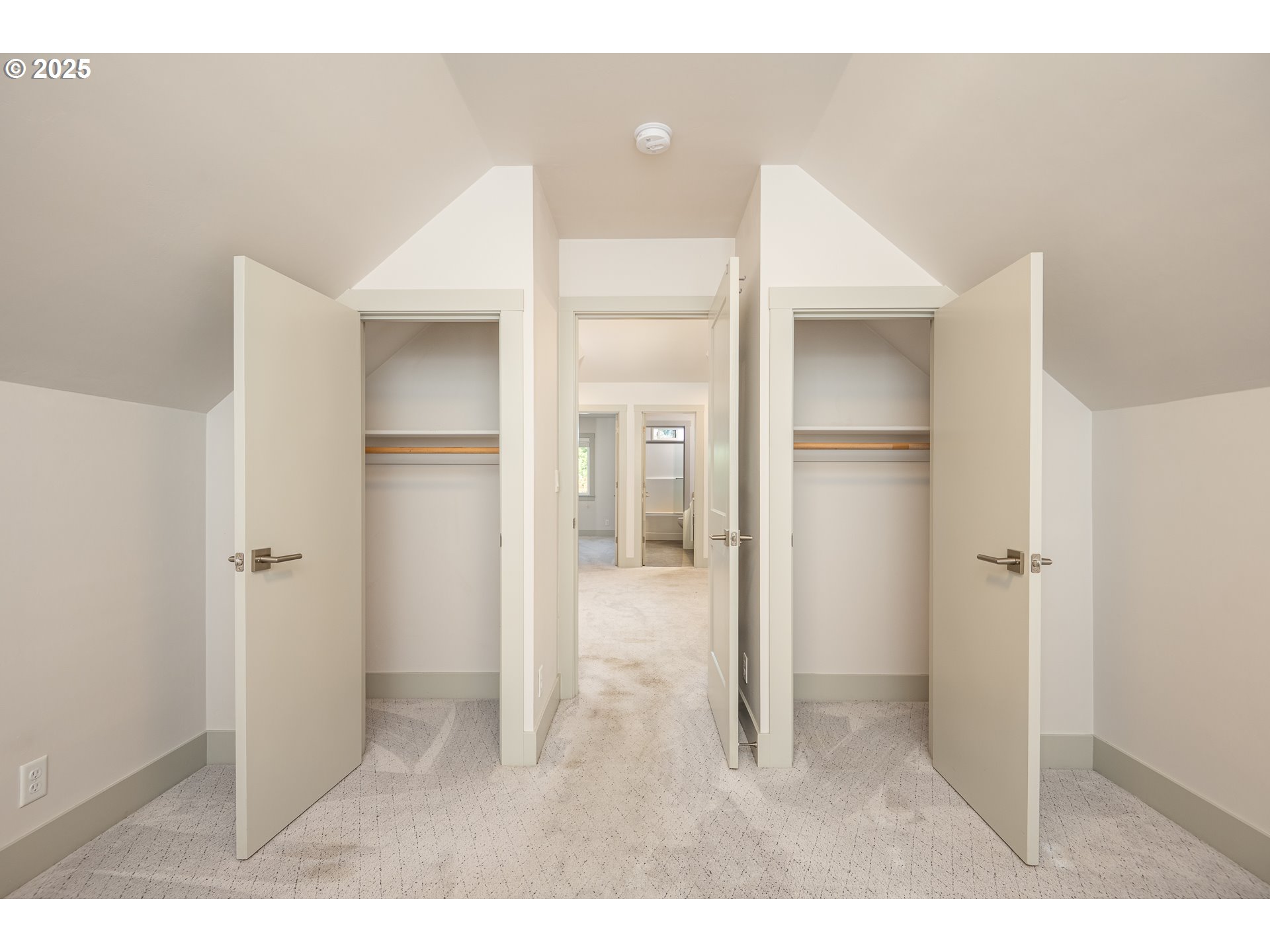 3352 Zane Lane Eugene, OR 97404 - Photo 20 of 42 a bathroom with a sink and a mirror