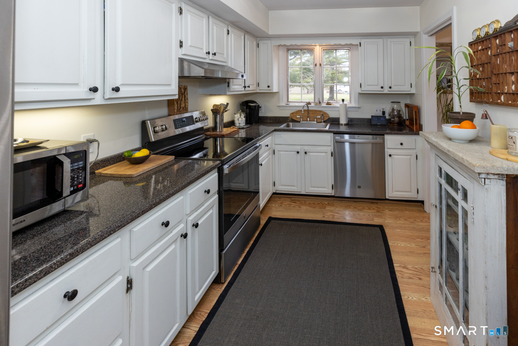 10 Runnymede Lane, Unit 10 Madison, CT 06443 - Photo 12 of 33 Light and bright kitchen w/newer appliances
