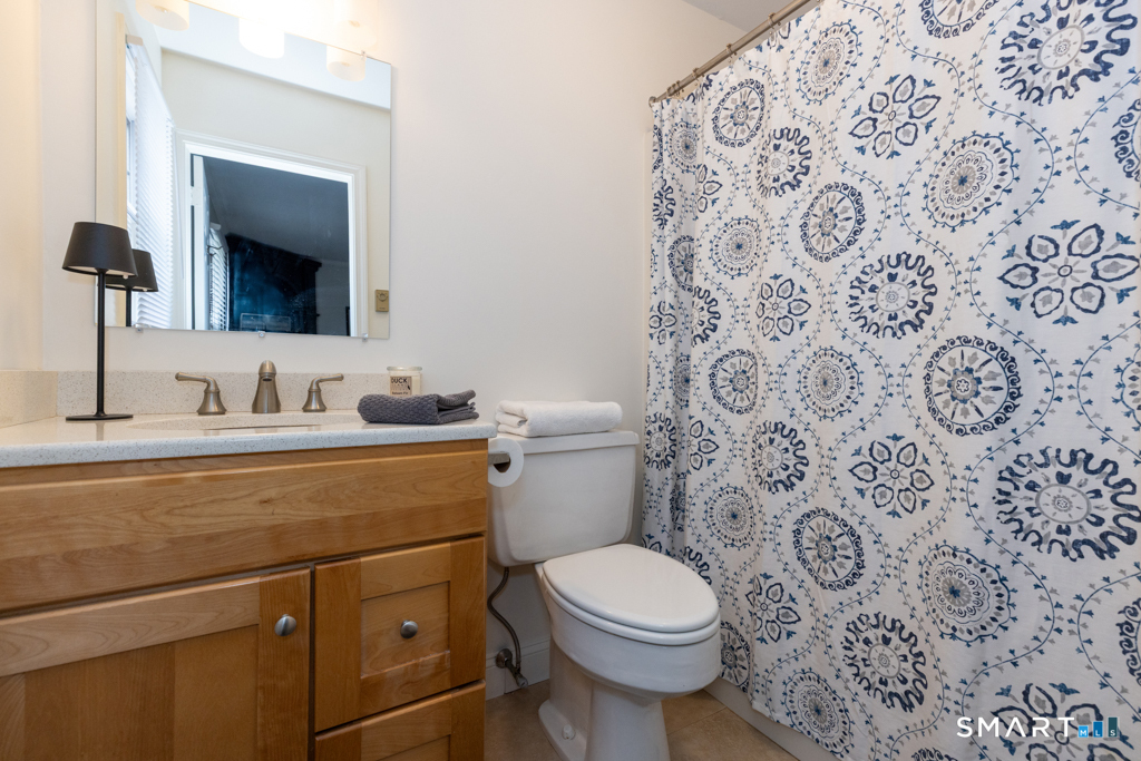 10 Runnymede Lane, Unit 10 Madison, CT 06443 - Photo 18 of 33 Freshly painted primary bath