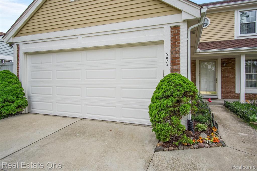 456 Farmridge Court Rochester Hills, MI 48307 - Photo 3 of 33