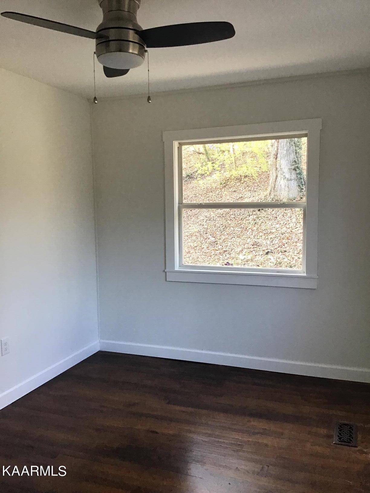 415 Delaware Avenue Oak Ridge, TN 37830 - Photo 6 of 17 IMG_5397