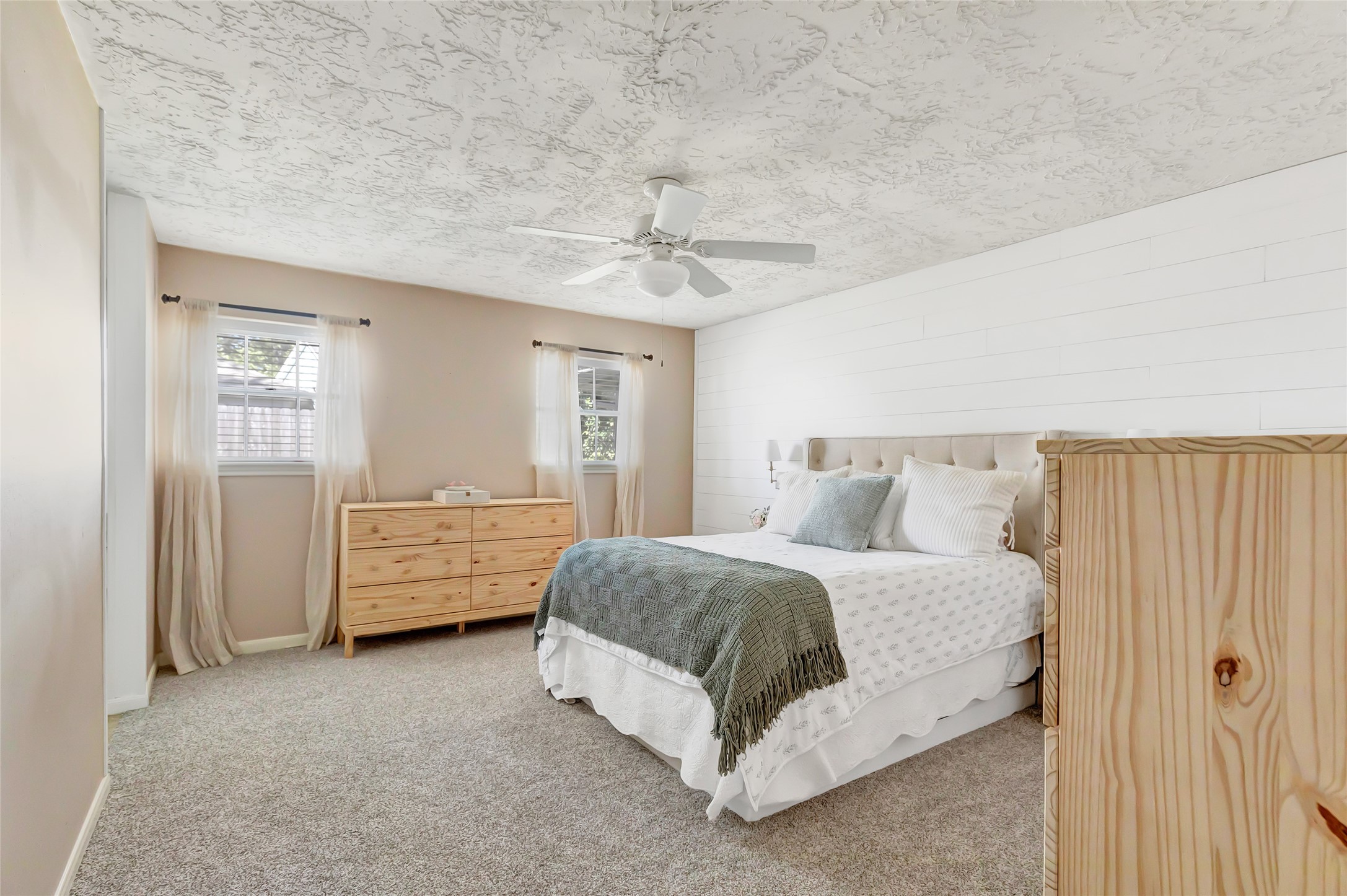 3 Baron's Place Conroe, TX 77304 - Photo 20 of 28 a spacious bedroom with a bed and a chandelier