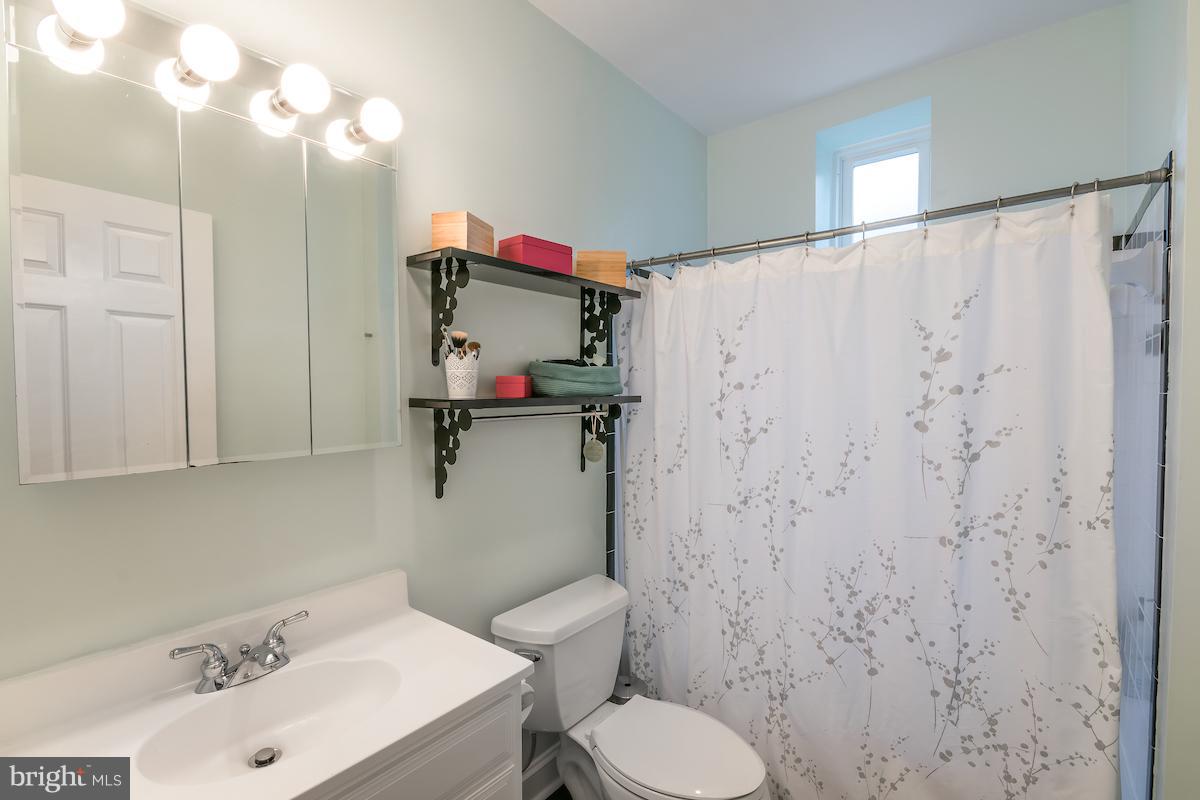 1423 R Street Northwest, Unit 302 Washington, DC 20009 - Photo 9 of 12 Bath