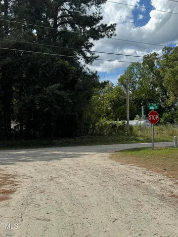 a view of a back yard