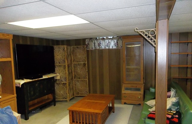 2240 Shaw Road West Brooklyn, IL 61378 - Photo 7 of 12 a living room with furniture