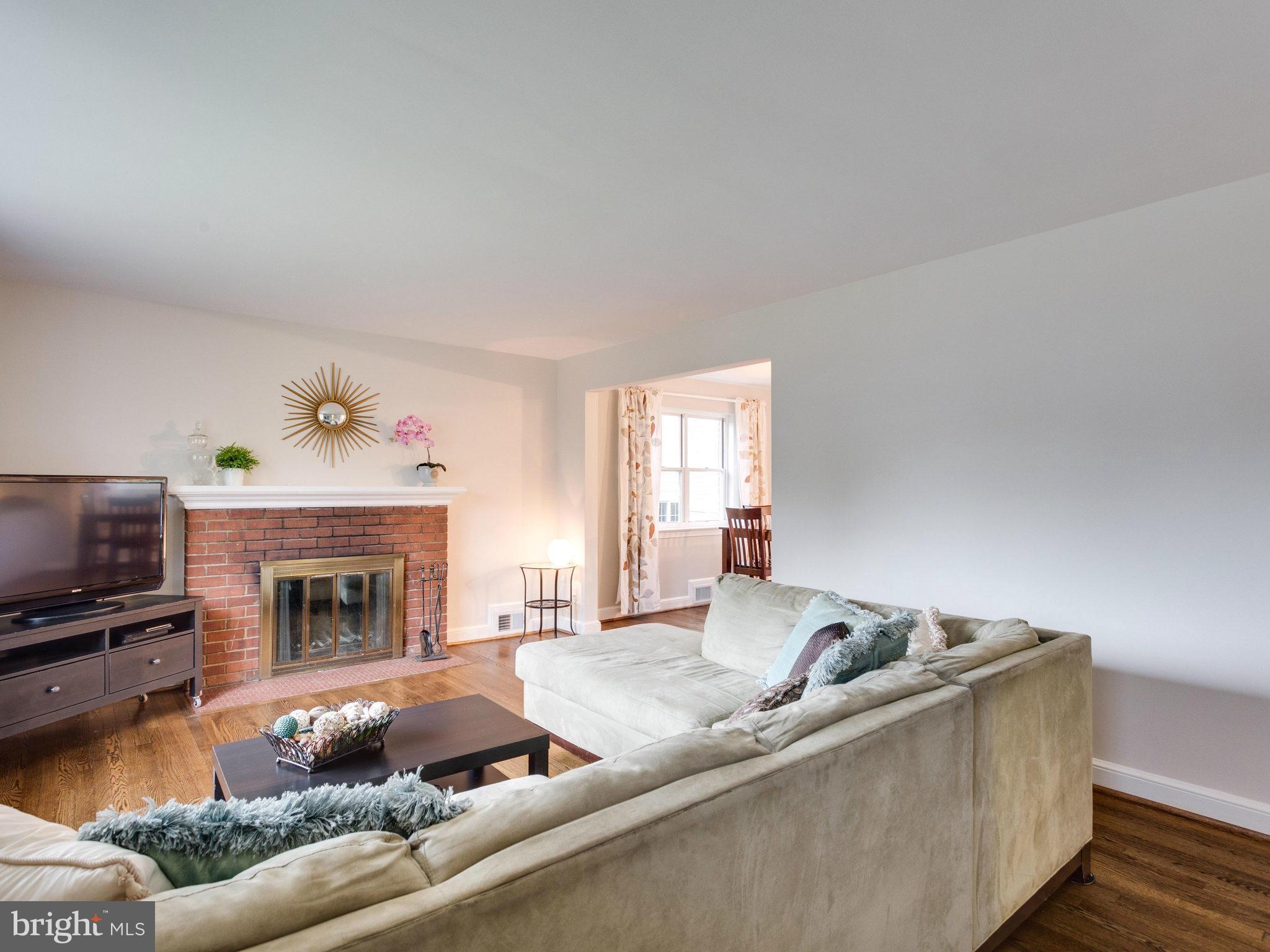 5903 Amherst Avenue Springfield, VA 22150 - Photo 11 of 30 Living Room