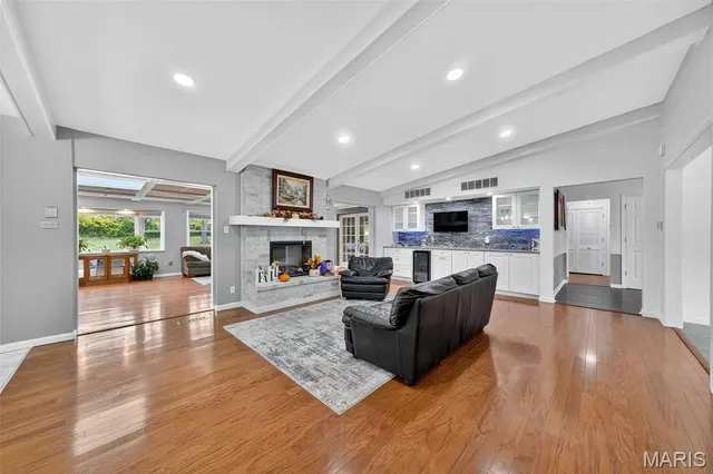 $825,000 | 9 Kirken Knoll Drive, Town and Country, MO 63131