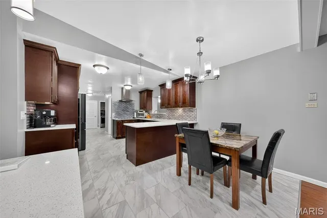 $825,000 | 9 Kirken Knoll Drive, Town and Country, MO 63131