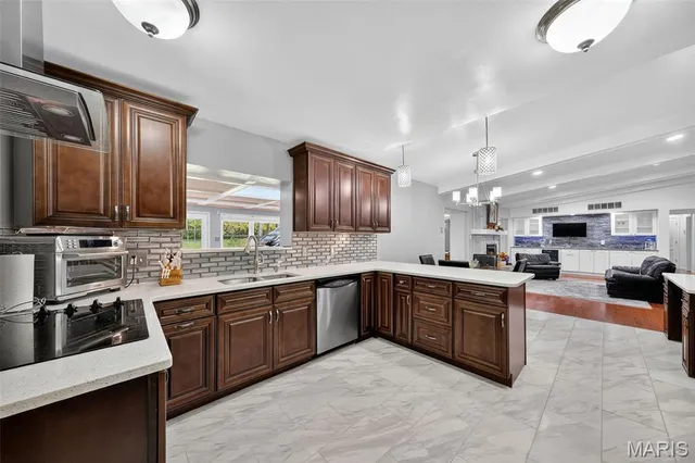 $825,000 | 9 Kirken Knoll Drive, Town and Country, MO 63131