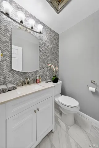 $825,000 | 9 Kirken Knoll Drive, Town and Country, MO 63131