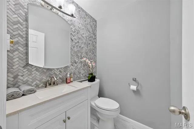 $825,000 | 9 Kirken Knoll Drive, Town and Country, MO 63131