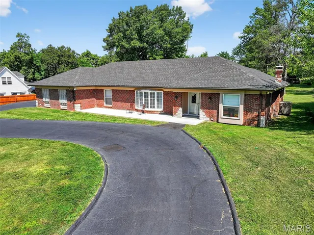 $825,000 | 9 Kirken Knoll Drive, Town and Country, MO 63131