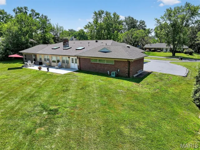 $825,000 | 9 Kirken Knoll Drive, Town and Country, MO 63131