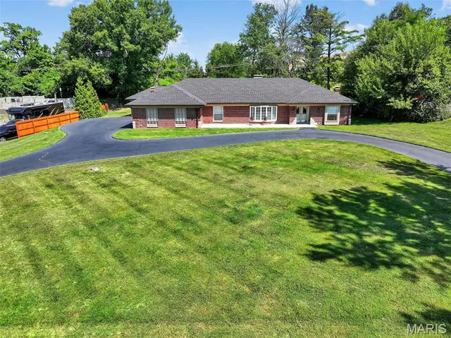 $825,000 | 9 Kirken Knoll Drive, Town and Country, MO 63131