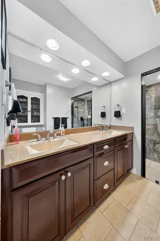 $825,000 | 9 Kirken Knoll Drive, Town and Country, MO 63131