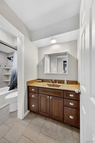 $825,000 | 9 Kirken Knoll Drive, Town and Country, MO 63131