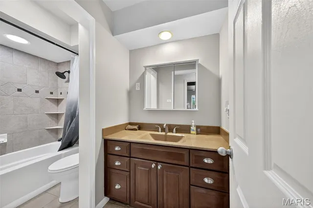 $825,000 | 9 Kirken Knoll Drive, Town and Country, MO 63131